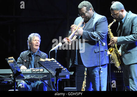 Chick Corea während des Konzerts, zählt er die Welt des jazz Giants, eine wahre Legende von Klavier und Keyboards, mit mehr als 50 Grammy Award Nominierungen, darunter 16 gewann in seiner Karriere und einer riesigen Plattenproduktion. Und heute Abend um 21 Uhr wird im Konzert in Neapel, Arena Flegrea, für ein besonderes Ereignis mit einer Band, die von Superstar Kenny Garrett, Saxophon, Wallace Roney, Trompete, Christian McBride, Bass, Marcus Gilmore. Die Veranstaltung trägt den Titel Chick Corea 75th Birthday Celebration. Hommage an die Helden, weil der jazz Master 75 Jahre kamen und mit dieser Tournèee und ein Tribut zu feiern wollte Stockfoto