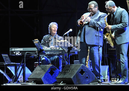 Chick Corea während des Konzerts, zählt er die Welt des jazz Giants, eine wahre Legende von Klavier und Keyboards, mit mehr als 50 Grammy Award Nominierungen, darunter 16 gewann in seiner Karriere und einer riesigen Plattenproduktion. Und heute Abend um 21 Uhr wird im Konzert in Neapel, Arena Flegrea, für ein besonderes Ereignis mit einer Band, die von Superstar Kenny Garrett, Saxophon, Wallace Roney, Trompete, Christian McBride, Bass, Marcus Gilmore. Die Veranstaltung trägt den Titel Chick Corea 75th Birthday Celebration. Hommage an die Helden, weil der jazz Master 75 Jahre kamen und mit dieser Tournèee und ein Tribut zu feiern wollte Stockfoto