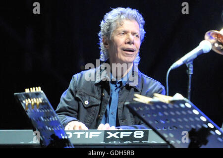 Chick Corea während des Konzerts, zählt er die Welt des jazz Giants, eine wahre Legende von Klavier und Keyboards, mit mehr als 50 Grammy Award Nominierungen, darunter 16 gewann in seiner Karriere und einer riesigen Plattenproduktion. Und heute Abend um 21 Uhr wird im Konzert in Neapel, Arena Flegrea, für ein besonderes Ereignis mit einer Band, die von Superstar Kenny Garrett, Saxophon, Wallace Roney, Trompete, Christian McBride, Bass, Marcus Gilmore. Die Veranstaltung trägt den Titel Chick Corea 75th Birthday Celebration. Hommage an die Helden, weil der jazz Master 75 Jahre kamen und mit dieser Tournèee und ein Tribut zu feiern wollte Stockfoto