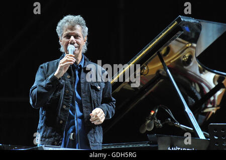 Chick Corea während des Konzerts, zählt er die Welt des jazz Giants, eine wahre Legende von Klavier und Keyboards, mit mehr als 50 Grammy Award Nominierungen, darunter 16 gewann in seiner Karriere und einer riesigen Plattenproduktion. Und heute Abend um 21 Uhr wird im Konzert in Neapel, Arena Flegrea, für ein besonderes Ereignis mit einer Band, die von Superstar Kenny Garrett, Saxophon, Wallace Roney, Trompete, Christian McBride, Bass, Marcus Gilmore. Die Veranstaltung trägt den Titel Chick Corea 75th Birthday Celebration. Hommage an die Helden, weil der jazz Master 75 Jahre kamen und mit dieser Tournèee und ein Tribut zu feiern wollte Stockfoto