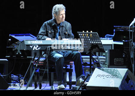 Chick Corea während des Konzerts, zählt er die Welt des jazz Giants, eine wahre Legende von Klavier und Keyboards, mit mehr als 50 Grammy Award Nominierungen, darunter 16 gewann in seiner Karriere und einer riesigen Plattenproduktion. Und heute Abend um 21 Uhr wird im Konzert in Neapel, Arena Flegrea, für ein besonderes Ereignis mit einer Band, die von Superstar Kenny Garrett, Saxophon, Wallace Roney, Trompete, Christian McBride, Bass, Marcus Gilmore. Die Veranstaltung trägt den Titel Chick Corea 75th Birthday Celebration. Hommage an die Helden, weil der jazz Master 75 Jahre kamen und mit dieser Tournèee und ein Tribut zu feiern wollte Stockfoto