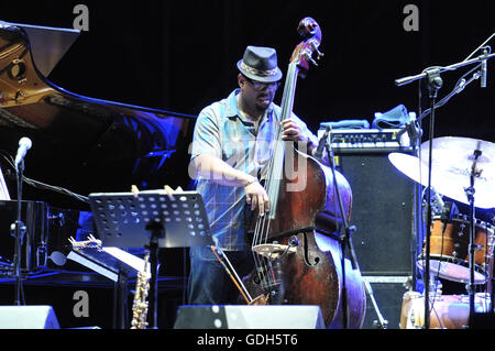 Chick Corea während des Konzerts, zählt er die Welt des jazz Giants, eine wahre Legende von Klavier und Keyboards, mit mehr als 50 Grammy Award Nominierungen, darunter 16 gewann in seiner Karriere und einer riesigen Plattenproduktion. Und heute Abend um 21 Uhr wird im Konzert in Neapel, Arena Flegrea, für ein besonderes Ereignis mit einer Band, die von Superstar Kenny Garrett, Saxophon, Wallace Roney, Trompete, Christian McBride, Bass, Marcus Gilmore. Die Veranstaltung trägt den Titel Chick Corea 75th Birthday Celebration. Hommage an die Helden, weil der jazz Master 75 Jahre kamen und mit dieser Tournèee und ein Tribut zu feiern wollte Stockfoto