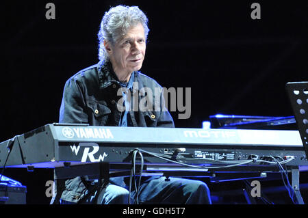 Chick Corea während des Konzerts, zählt er die Welt des jazz Giants, eine wahre Legende von Klavier und Keyboards, mit mehr als 50 Grammy Award Nominierungen, darunter 16 gewann in seiner Karriere und einer riesigen Plattenproduktion. Und heute Abend um 21 Uhr wird im Konzert in Neapel, Arena Flegrea, für ein besonderes Ereignis mit einer Band, die von Superstar Kenny Garrett, Saxophon, Wallace Roney, Trompete, Christian McBride, Bass, Marcus Gilmore. Die Veranstaltung trägt den Titel Chick Corea 75th Birthday Celebration. Hommage an die Helden, weil der jazz Master 75 Jahre kamen und mit dieser Tournèee und ein Tribut zu feiern wollte Stockfoto