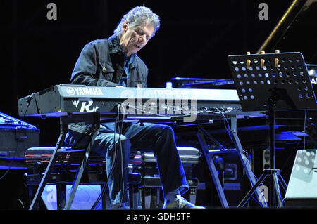 Chick Corea während des Konzerts, zählt er die Welt des jazz Giants, eine wahre Legende von Klavier und Keyboards, mit mehr als 50 Grammy Award Nominierungen, darunter 16 gewann in seiner Karriere und einer riesigen Plattenproduktion. Und heute Abend um 21 Uhr wird im Konzert in Neapel, Arena Flegrea, für ein besonderes Ereignis mit einer Band, die von Superstar Kenny Garrett, Saxophon, Wallace Roney, Trompete, Christian McBride, Bass, Marcus Gilmore. Die Veranstaltung trägt den Titel Chick Corea 75th Birthday Celebration. Hommage an die Helden, weil der jazz Master 75 Jahre kamen und mit dieser Tournèee und ein Tribut zu feiern wollte Stockfoto