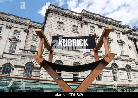 "Kubrick"-Regiestuhl außerhalb Somerset House in London. Stockfoto