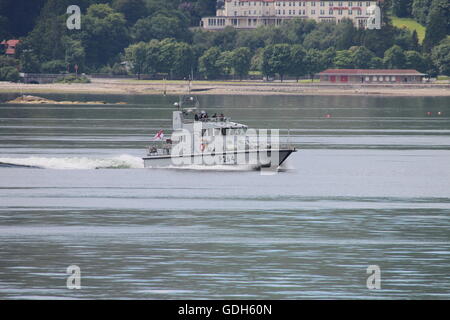 HMS Archer (P264), ein Bogenschütze-Klasse (oder P2000) schnelle Ausbildung-Boot der Royal Navy, Pässe Cloch Point auf den Firth of Clyde. Stockfoto