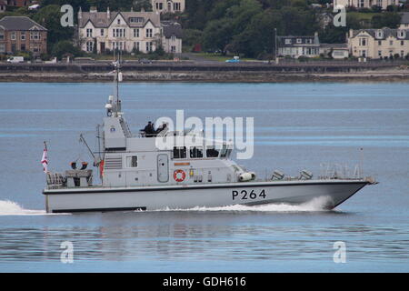 HMS Archer (P264), ein Bogenschütze-Klasse (oder P2000) schnelle Ausbildung-Boot der Royal Navy, Pässe Cloch Point auf den Firth of Clyde. Stockfoto