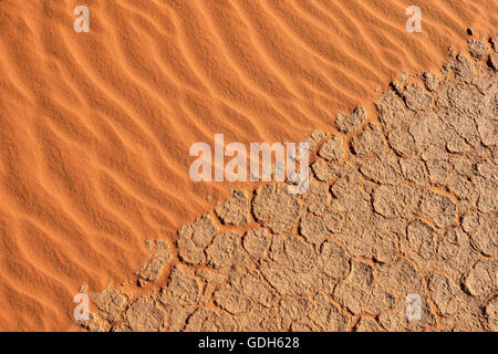 Sand, Wellen und Bruchfläche von Ton-Pfanne oder Playa, Sahara, Tassili n ' Ajjer, Algerien Stockfoto