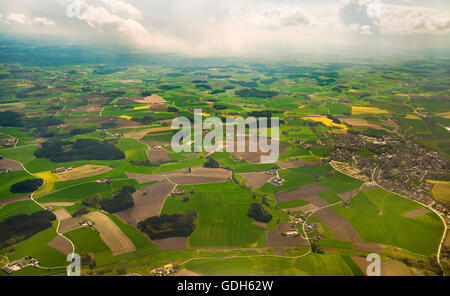 Luftbild, landwirtschaftliche Nutzfläche, Felder mit kleinen Wäldern, in der Nähe von München, Bayern, Deutschland Stockfoto