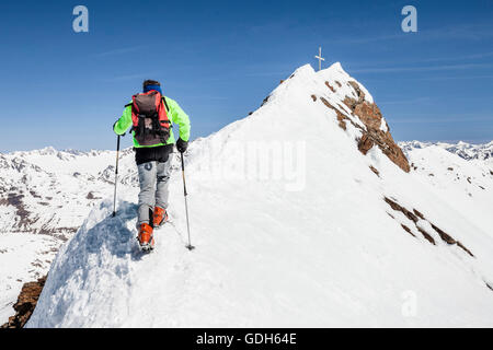 Ski Tourer auf Grat aufsteigend Finailspitze in Schnals am Schnalstaler Gletscher, Schnalstal, Meraner Land, Süd-Tirol-Provinz Stockfoto