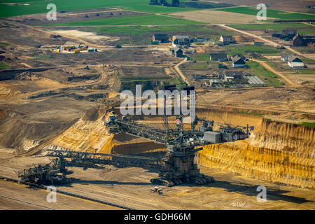 Luftaufnahme, Kohle Bagger vor der zerstörten Borschemich Bezirk, Zeche Garzweiler, Erkelenz, Niederrhein Stockfoto