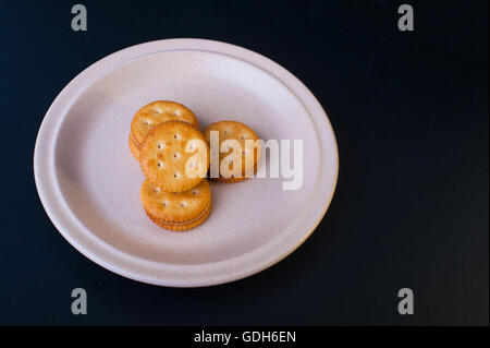 Käseplätzchen mit Erdnussbutter Creme auf einem Ton-Platte. Stockfoto