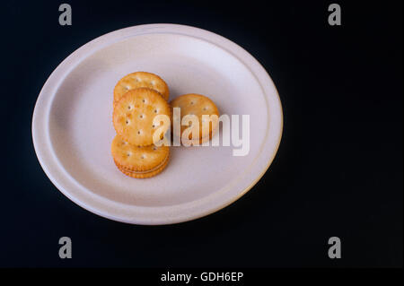 Käseplätzchen mit Erdnussbutter Creme auf einem Ton-Platte. Stockfoto