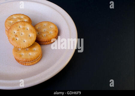 Käseplätzchen mit Erdnussbutter Creme auf einem Ton-Platte. Stockfoto