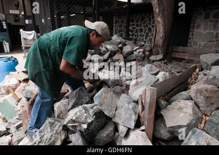 Mann arbeitet in einer jade-Fabrik, Jades SA, Antigua, Guatemala, Mittelamerika Stockfoto