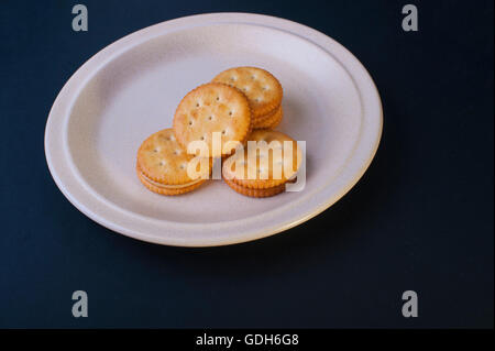 Käseplätzchen mit Erdnussbutter Creme auf einem Ton-Platte. Stockfoto