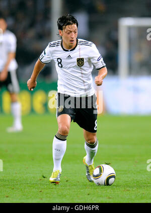 Mesut Oezil, Qualifikation für die UEFA Fußball-Europameisterschaft 2012, Deutschland - Aserbaidschan 6:1, Publikumseingänge-Stadion Stockfoto