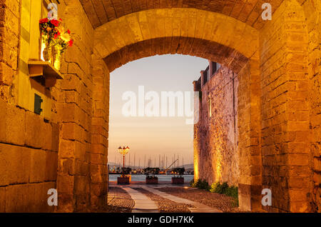 Alghero, Insel Sardinien, Italien: Altstadt bei Nacht Stockfoto