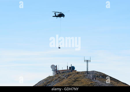 Puchberg bin Schneeberg: Hubschrauber Sikorsky S-70 Black Hawk der österreichischen Armee fliegen Material für Radio-Relais-Station an die Summ Stockfoto