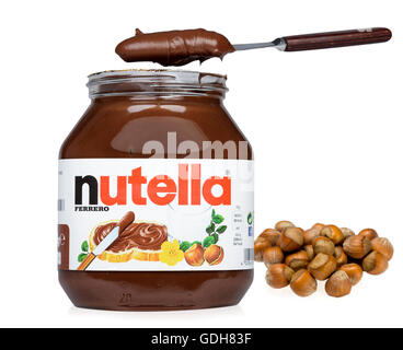 Nutella mit Haselnüssen Stockfoto