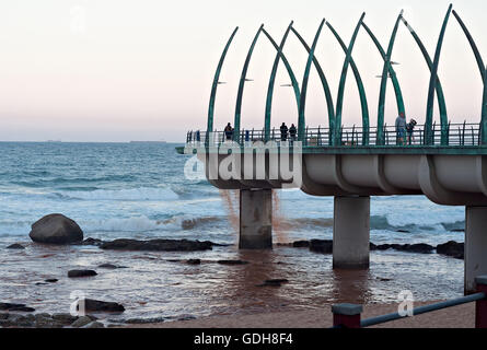 DURBAN, Südafrika - 11. Juli 2016: Menschen auf dem Millennium Pier am Strand von Umhlanga Rocks Stockfoto