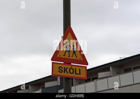 Island: Warnzeichen für Kinder, die Straße zu überqueren, von der Schule in Stykkisholmur, einem kleinen Fischerdorf in Snaefellsnes Halbinsel Stockfoto