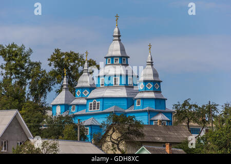 Kleine blaue Kirche in einem ukrainischen Dorf Stockfoto