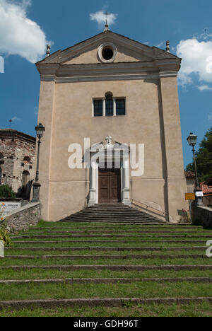 Garessio Italien, die Kirche San Giovanni, die Stufen, die zu ihr führen. Piemont Italien 2016 2010er Jahre HOMER SYKES Stockfoto