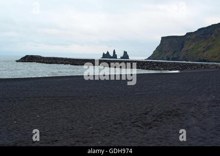 Island: Blick auf Reynisfjara Strand, nahe dem Dorf Vik i Myrdal, ist eines der beeindruckendsten schwarzen Sand Strand in Island Stockfoto