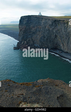 Island: Dyrhólaey Leuchtturm, Dyrholaeyjarviti auf Isländisch, wurde 1927 errichtet in der Nähe der Ortschaft Vik ich Myrdal Stockfoto
