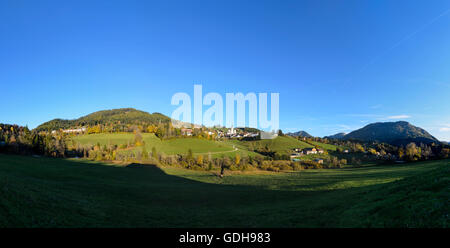 Mariazell: Mariazell mit Wallfahrtskirche Basilika Mariä Geburt, links den Bürgeralpe richtige Berg Sauwand, Österreich, Steiermärk Stockfoto