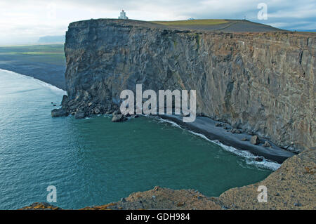 Island: Dyrhólaey Leuchtturm, Dyrholaeyjarviti auf Isländisch, wurde 1927 errichtet in der Nähe der Ortschaft Vik ich Myrdal Stockfoto