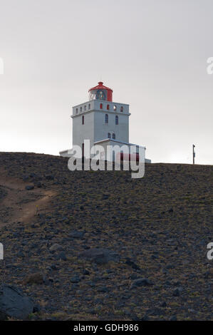 Island: Dyrhólaey Leuchtturm, Dyrholaeyjarviti auf Isländisch, wurde 1927 errichtet in der Nähe der Ortschaft Vik ich Myrdal Stockfoto