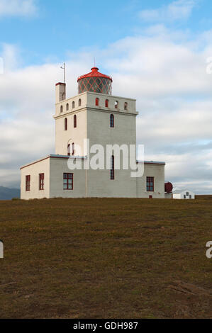 Island: Dyrhólaey Leuchtturm, Dyrholaeyjarviti auf Isländisch, wurde 1927 errichtet in der Nähe der Ortschaft Vik ich Myrdal Stockfoto