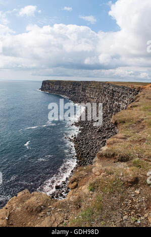 Island: die Felsen und der schwarze Sand des Krysuvikurberg Cliffs, geothermische Bereichder Krysuvik Stockfoto