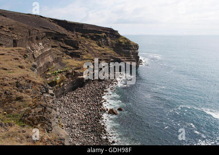 Island: die Felsen und der schwarze Sand des Krysuvikurberg Cliffs, geothermische Bereichder Krysuvik Stockfoto