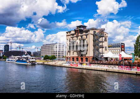 Piraten Restaurant & Kapitäns Beach Bar, The Wall-Museum im alten Mühlengebäude und Hotel Boot neben East Side Gallery, Berlin Stockfoto