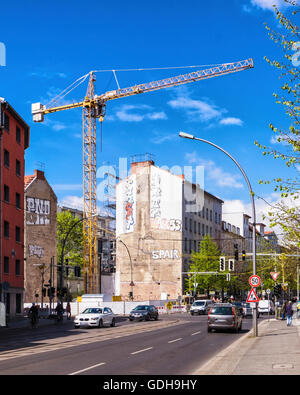 Baustelle des neuen Mehrfamilienhaus mit Kran und Graffiti, Brunnenstrasse, Mitte, Berlin Stockfoto