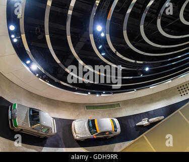 Mercedes-Benz Museum innen, Stuttgart, Deutschland. Anzeige der Oldtimer im Museum für moderne Stockfoto