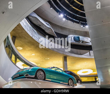 Mercedes-Benz Museum innen, Stuttgart, Deutschland. Anzeige der Oldtimer im Museum für moderne Stockfoto