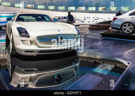 Mercedes-Benz Museum innen, Stuttgart, Deutschland. 2012 Mercedes-Benz SLS AMG Coupe Elektroantrieb Stockfoto