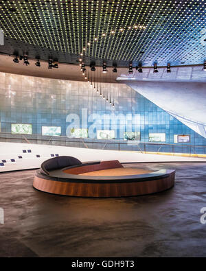 Mercedes-Benz Museum, Stuttgart, Deutschland, elegantes modernes Design des Museums Stockfoto