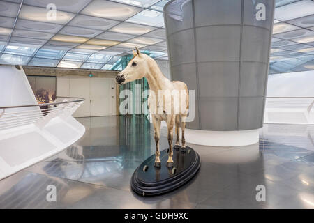 Mercedes-Benz Museum innen, Stuttgart, Deutschland. Ein weißes Pferd ist die erste Ausstellung in modernen Interieur Stockfoto