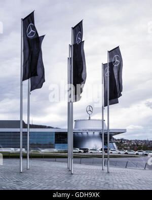 Mercedes-Benz Hauptverwaltung & Factory, Stuttgart, Deutschland. Moderne Gebäudehülle & schwarze Fahnen mit logo Stockfoto