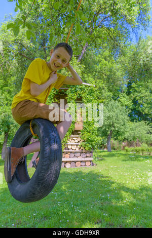 Lächelnde junge auf Baumhaus. Sommer-Zeit! Stockfoto