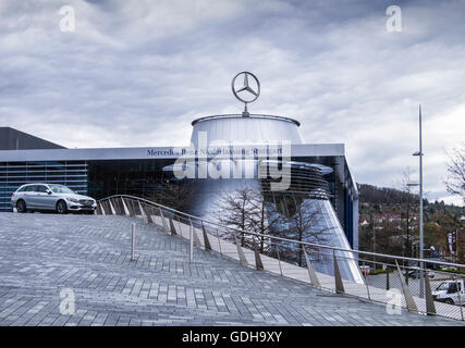 Mercedes-Benz Hauptverwaltung & Factory, Stuttgart, Deutschland. Moderne Gebäudehülle & logo Stockfoto