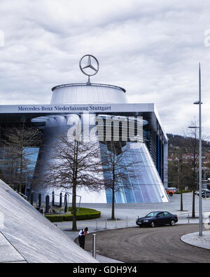 Mercedes-Benz Hauptverwaltung & Factory, Stuttgart, Deutschland. Moderne Gebäudehülle & logo Stockfoto