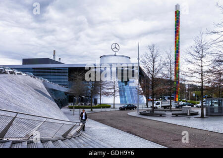 Mercedes-Benz Hauptverwaltung & Factory, Stuttgart, Deutschland. Moderne Gebäudehülle & logo Stockfoto