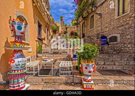 Italien-Sizilien-Taormina - künstlerische lokal mit Keramik - Gasse Stockfoto