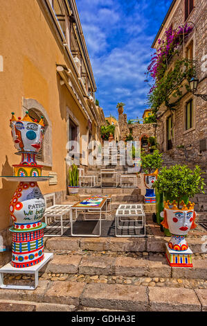 Italien-Sizilien-Taormina - künstlerische lokal mit Keramik - Gasse Stockfoto